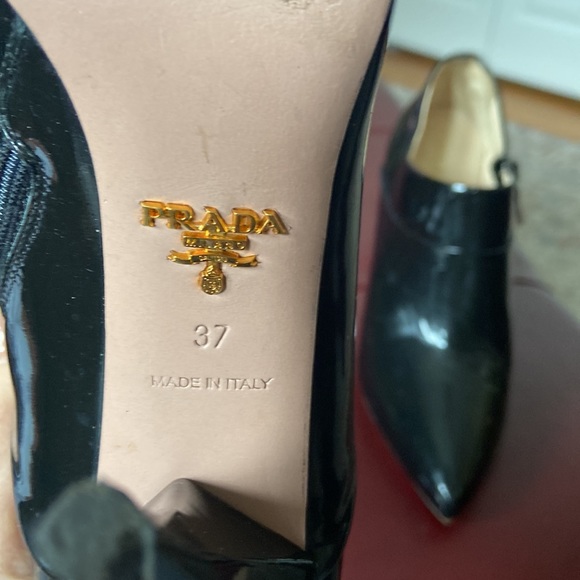 Prada ankle boots Black patent leather Made in Italy 3”heel scuff mark on inside - Picture 3 of 8